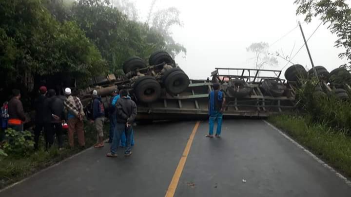 Truck Trailer Kecelakaan, Jalan Curup - Lubuklinggau tak Bisa Dilintasi