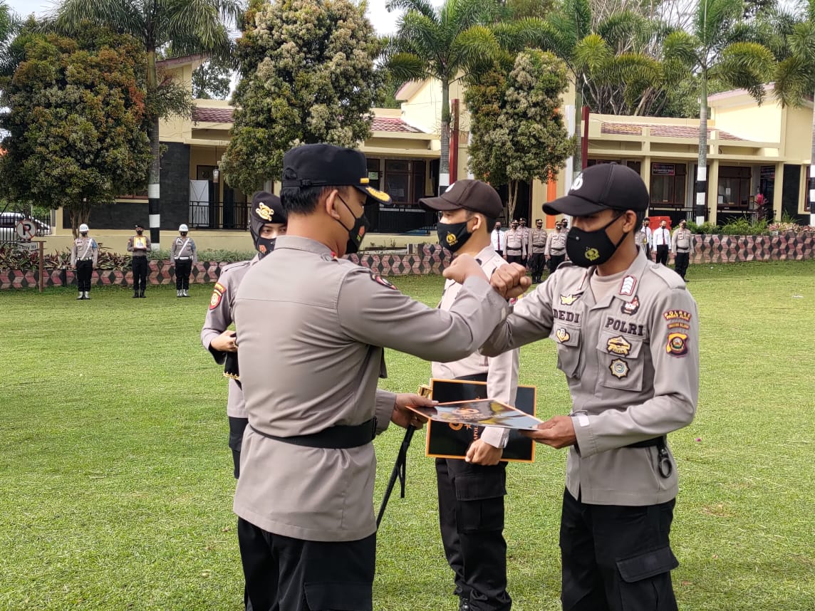 Satu di PTDH, Dua Personel Polres Pagaralam Mendapat Penghargaan Kapolda
