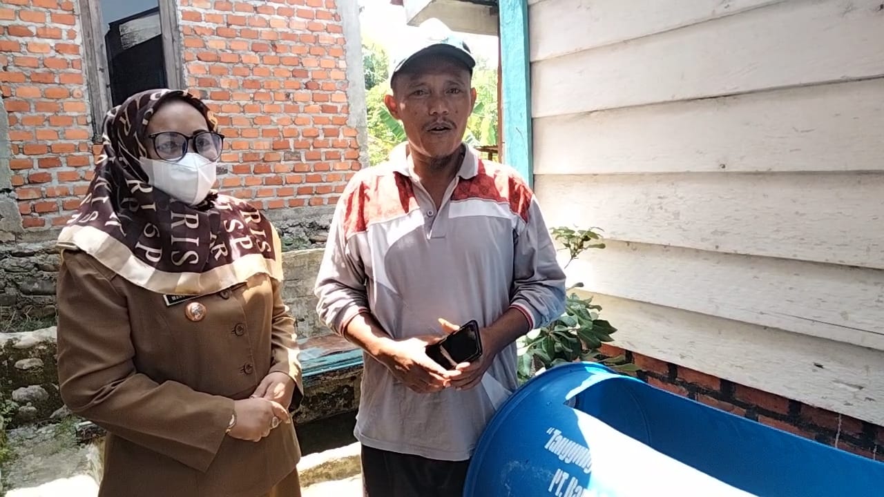 Asik.... Lurah Tanjung Kupang dapat Bantuan ikan lele dari Program Gubernur