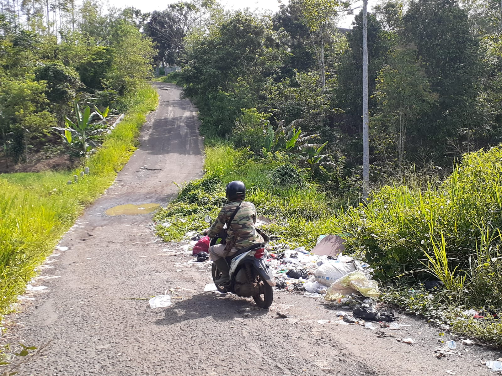 Tumpukan Sampah Berserakan di Jalan Lingkar