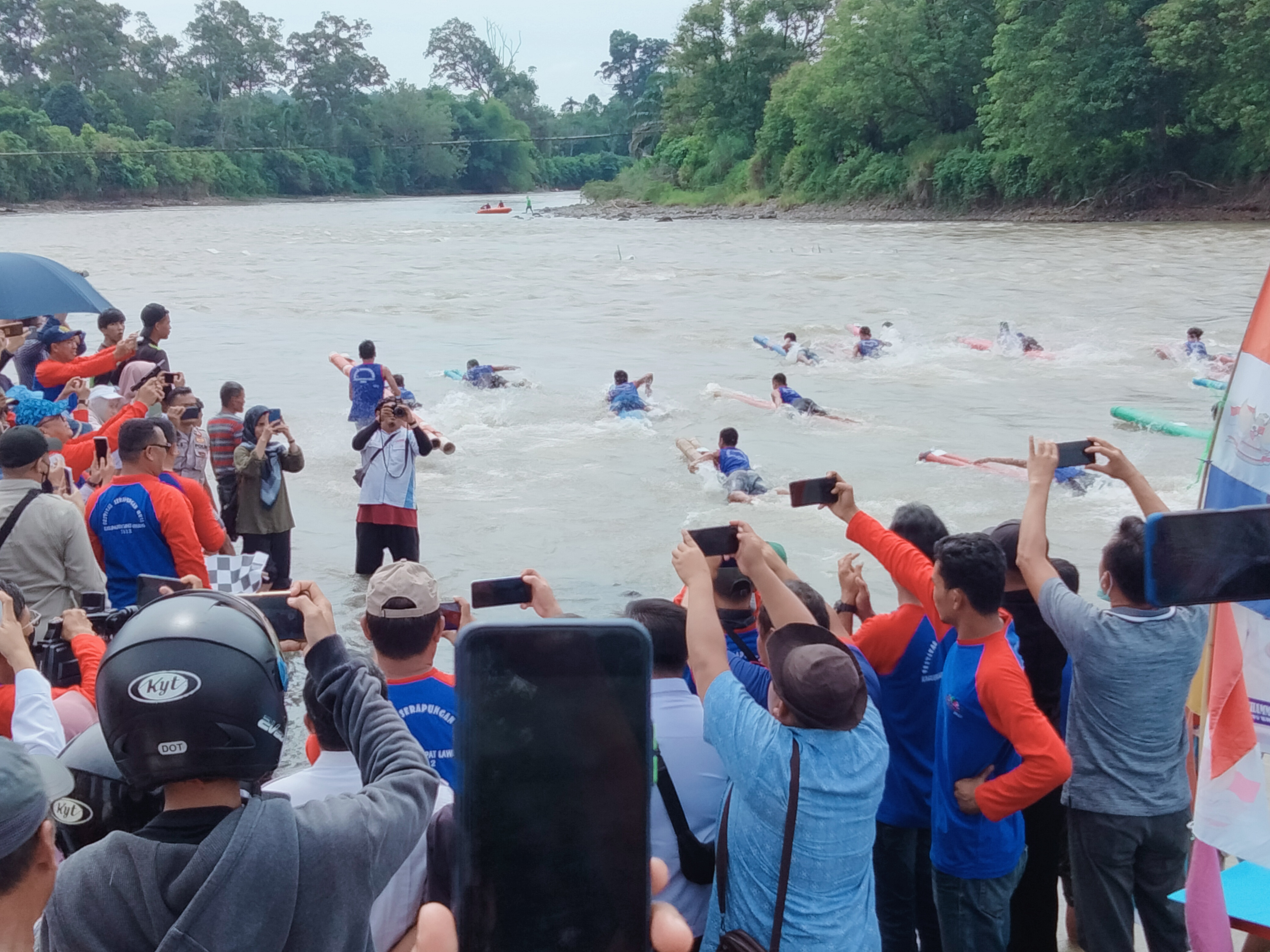 Ratusan Peserta Serapungan di Sungai Musi