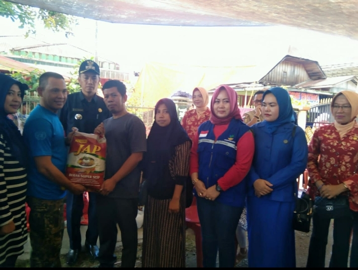 Beri Bantuan Kedaruratan Korban Kebakaran di Desa Padang Burnai