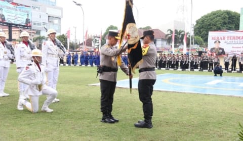 Pataka ‘Atidhira Wira Bhakti’ Resmi Diserahkan, Tandai Tongkat Komando Polda Sumsel Beralih ke Irjen Andi Rian