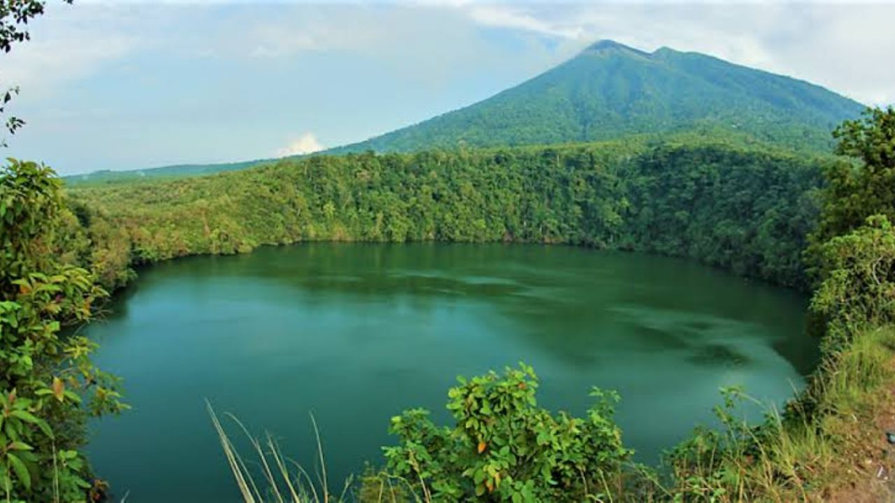 Misteri Danau Tolire di Ternate - Kutukan, Buaya Putih, dan Harta Karun Kesultanan Ternate