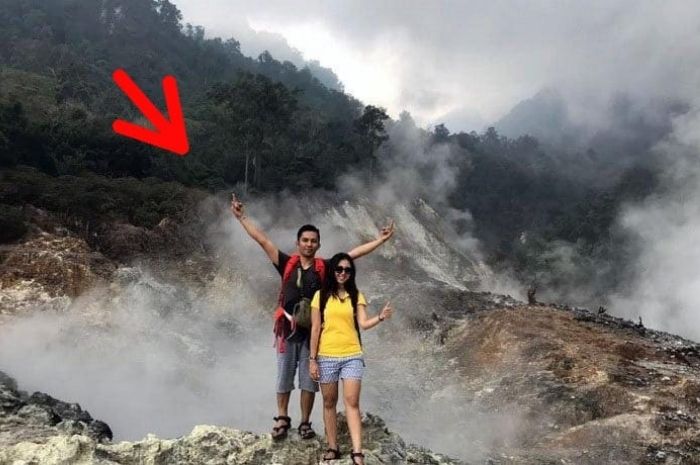 Menembus Kabut: Kisah Seru Pendaki Berani Dika yang Menemukan Cinta di Bunian