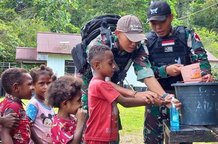 Personel Satgas Yonif Raider 200/BN Ajak Belajar Anak-anak Papua yang Datang ke Pos