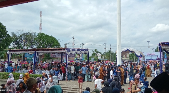 Halaman Kantor Pemkab Empat Lawang Membeludak, 449 PPPK Formasi 2024 Resmi Dilantik