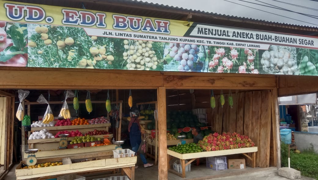 Pedagang Buah Menikmati Berkah Ramadhan