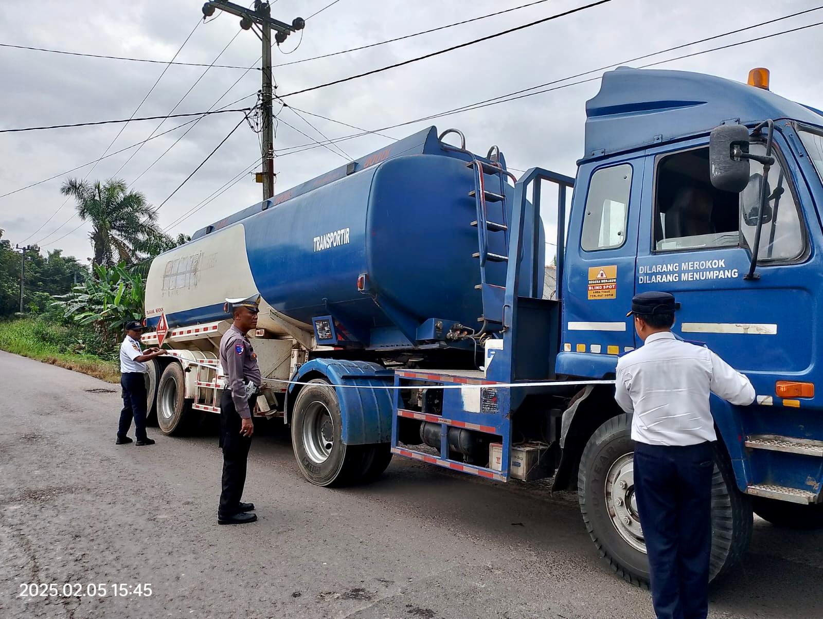 Tim Gabungan Tertibkan Kendaraan Over Tonase di Ruas Jalan Sungai Lilin - Keluang