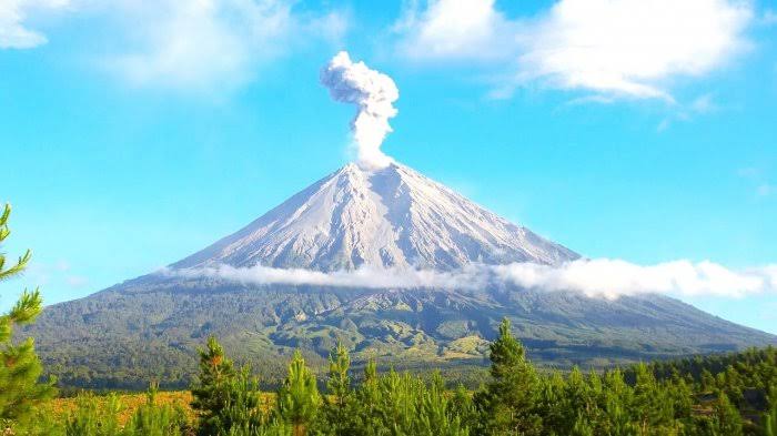 7 Gunung yang Memiliki Misteri Paling Angker di Dunia, No 1 Gunung Merapi Yogyakarta