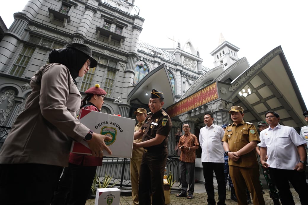 Aman dan Nyaman! Pj Gubernur Sumsel Tinjau Persiapan Natal dan Tahun Baru di Gereja Katedral Santa Maria