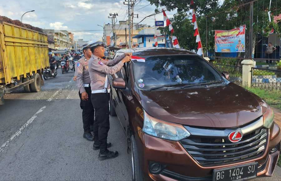 Satlantas Polres Empat Lawang Bagikan Bendera Merah Putih di Jalan Raya, Sambut HUT RI ke-80