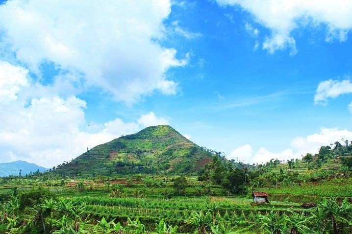 Gunung Lalakon, Keindahan Alam dan Makna Filosofisnya