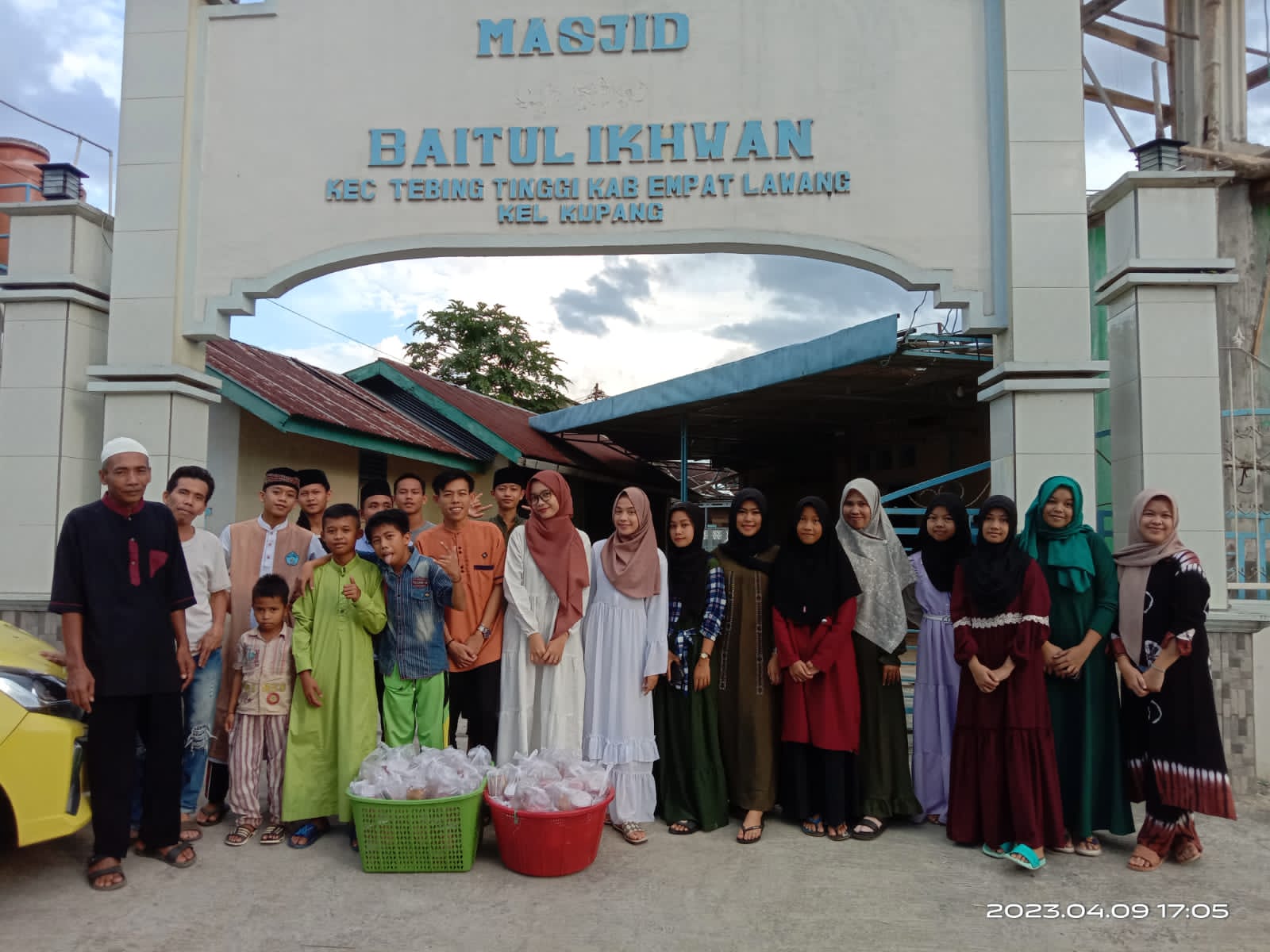 Menjelang Buka Puasa Remaja Masjid Baitul Ihkwan Kelurahan Kupang Bagi-Bagi Takjil