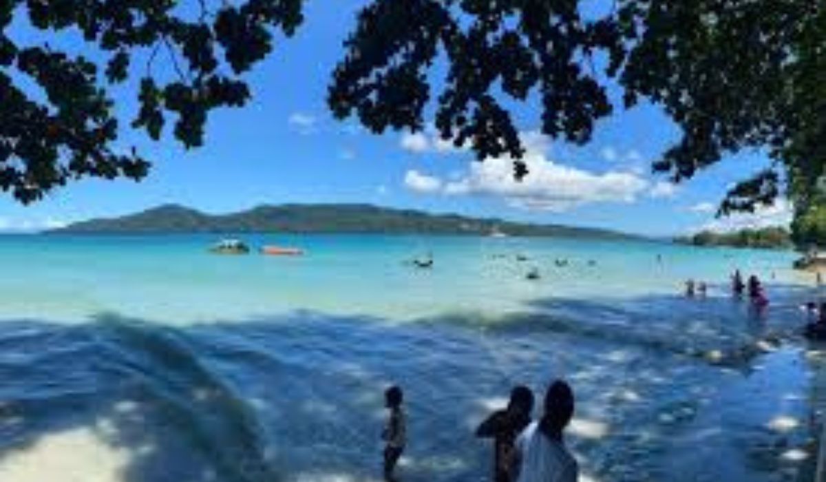 Ingin Tau Pantai Natsepa Yang Menawarkan Keindahan Pasir Putih di Maluku Tengah Berikut Kita Bahas