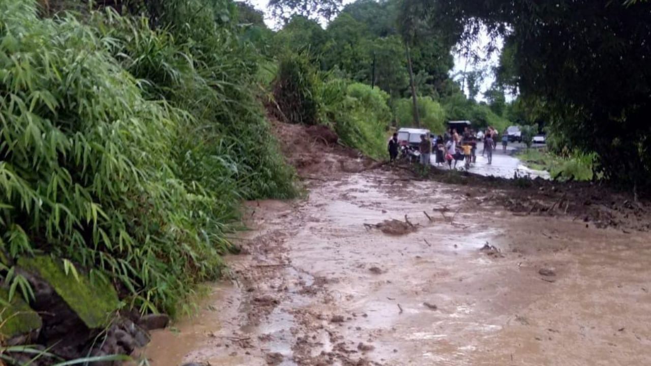 Longsor Tutupi Jalan Lintas Tebing Tinggi-Talang Padang, Lalu Lintas Lumpuh