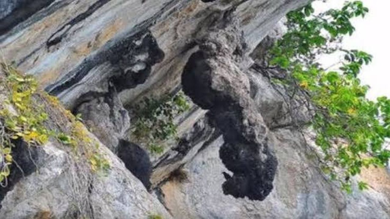 Legenda Naga dan Batu Gantung di Danau Toba: Memelihara Warisan Mistis