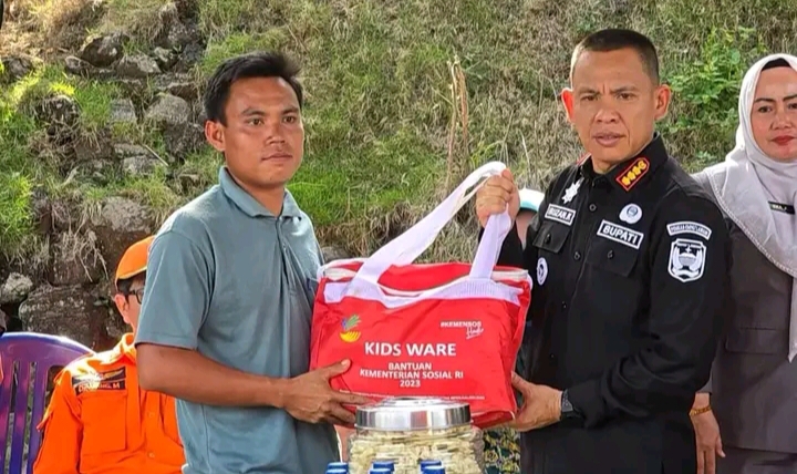 Pj Bupati Empat Lawang Tinjau Lokasi dan Serahkan Bantuan untuk Korban Kebakaran di Desa Remantai