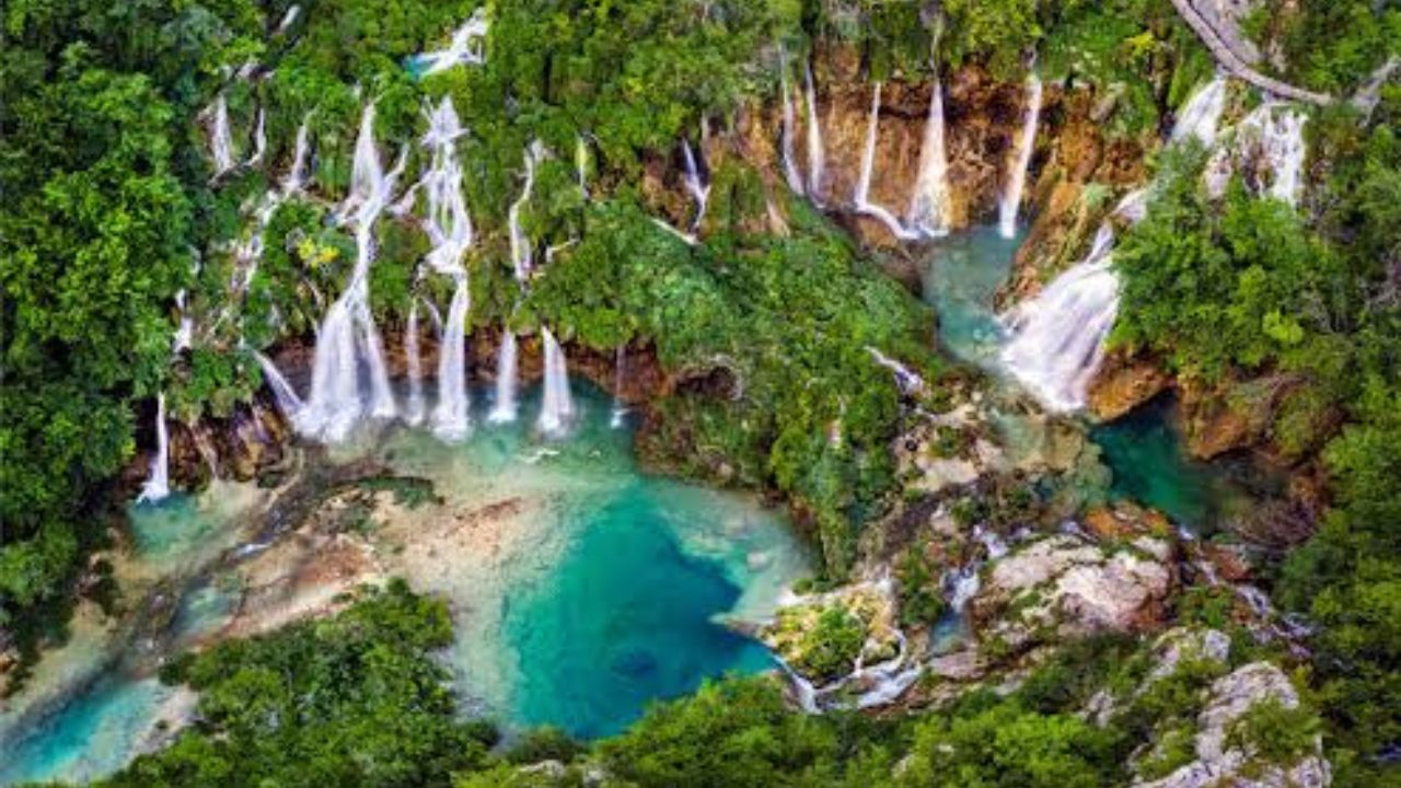 Plitvice Lakes National Park: Surga Tersembunyi di Jantung Kroasia