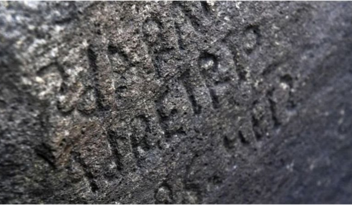 Misteri Pesan di Bongkahan Batu Prancis Telah Terpecahkan