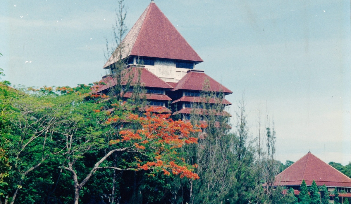 Lokasi Gedung Rektorat Lama, Objek Menelusuri Misteri Penampakan Hantu Merah 