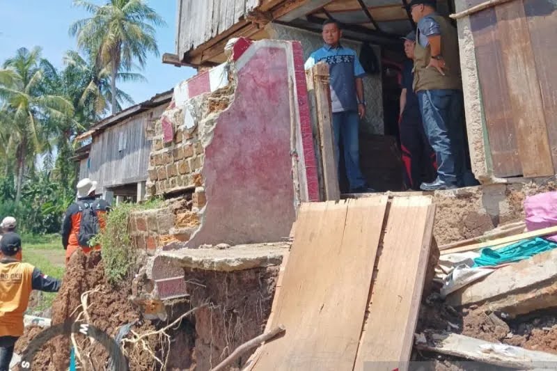 Lima Rumah Warga Desa Diterjang Longsor Akibat Hujan Deras, Warga Mengungsi