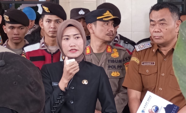 Wakil Bupati Lahat Widia Ningsih Temui Massa Aksi, Janji Selesaikan Permasalahan Kepala Desa