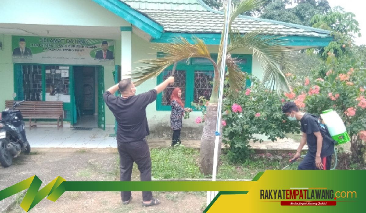 Menyambut Bulan Suci Ramadhan KUA Kecamatan Tebing Tinggi Lakukan Gotong Royong