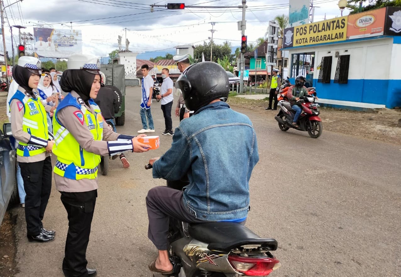 Ada Pelanggar Lalin Ditegur, Ada Juga Diberi Takjil