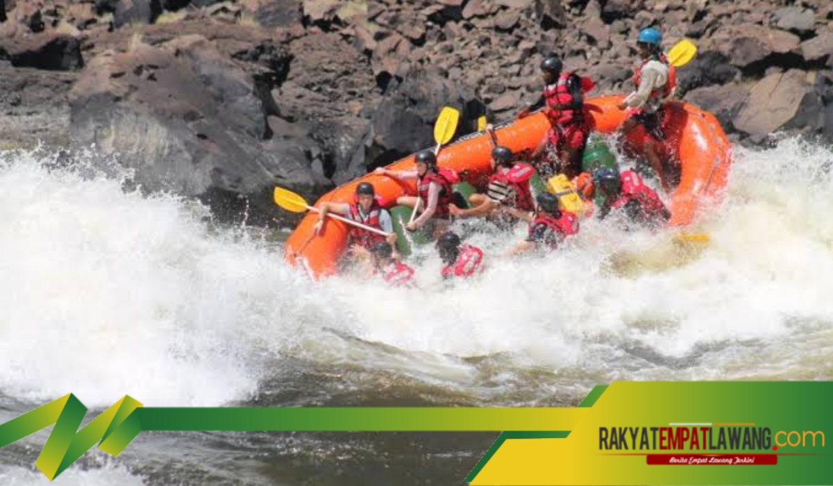 White Water Rafting di Sungai Zambezi: Mengarungi Arus Deras di Dekat Air Terjun Victoria