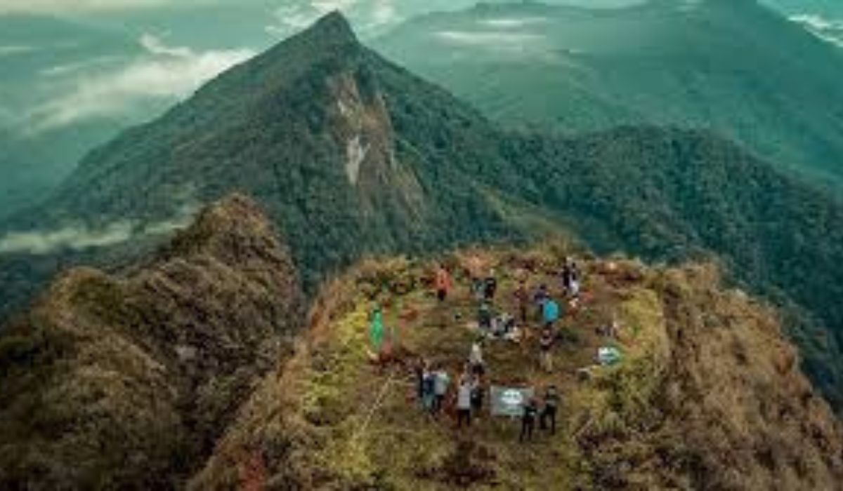 Mengulik Misteri Keangkeran Gunung Halau-Halau: Gunung Tertinggi di Kalimantan