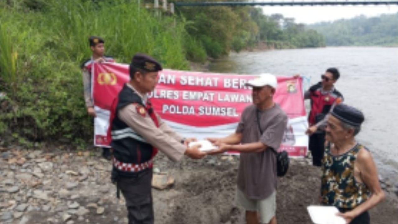 Polres Empat Lawang Gelar Aksi Sosial, Bagikan 50 Kotak Nasi kepada Warga Di Pangkalan Batu 