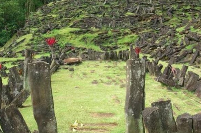 Misteri Batu Listrik di Situs Gunung Padang Jejak Tersembunyi di Kompleks Punden Berundak Kuno, Berikut Cerita