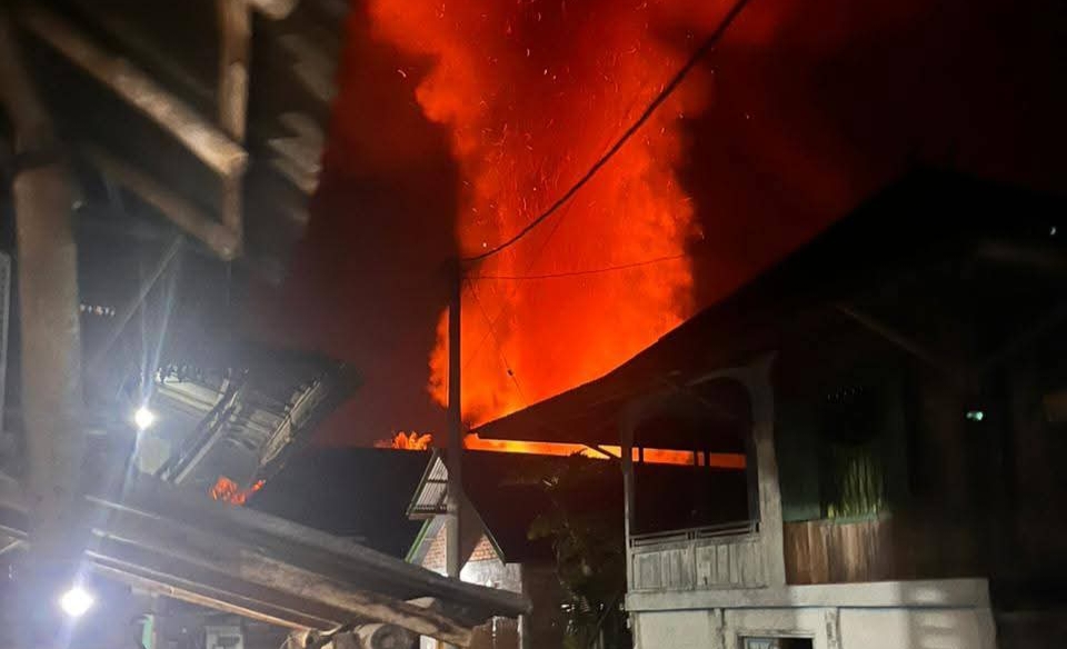 Kebakaran Hebat Hanguskan 9 Rumah di Desa Lingge, Kerugian Capai Rp1,2 Miliar