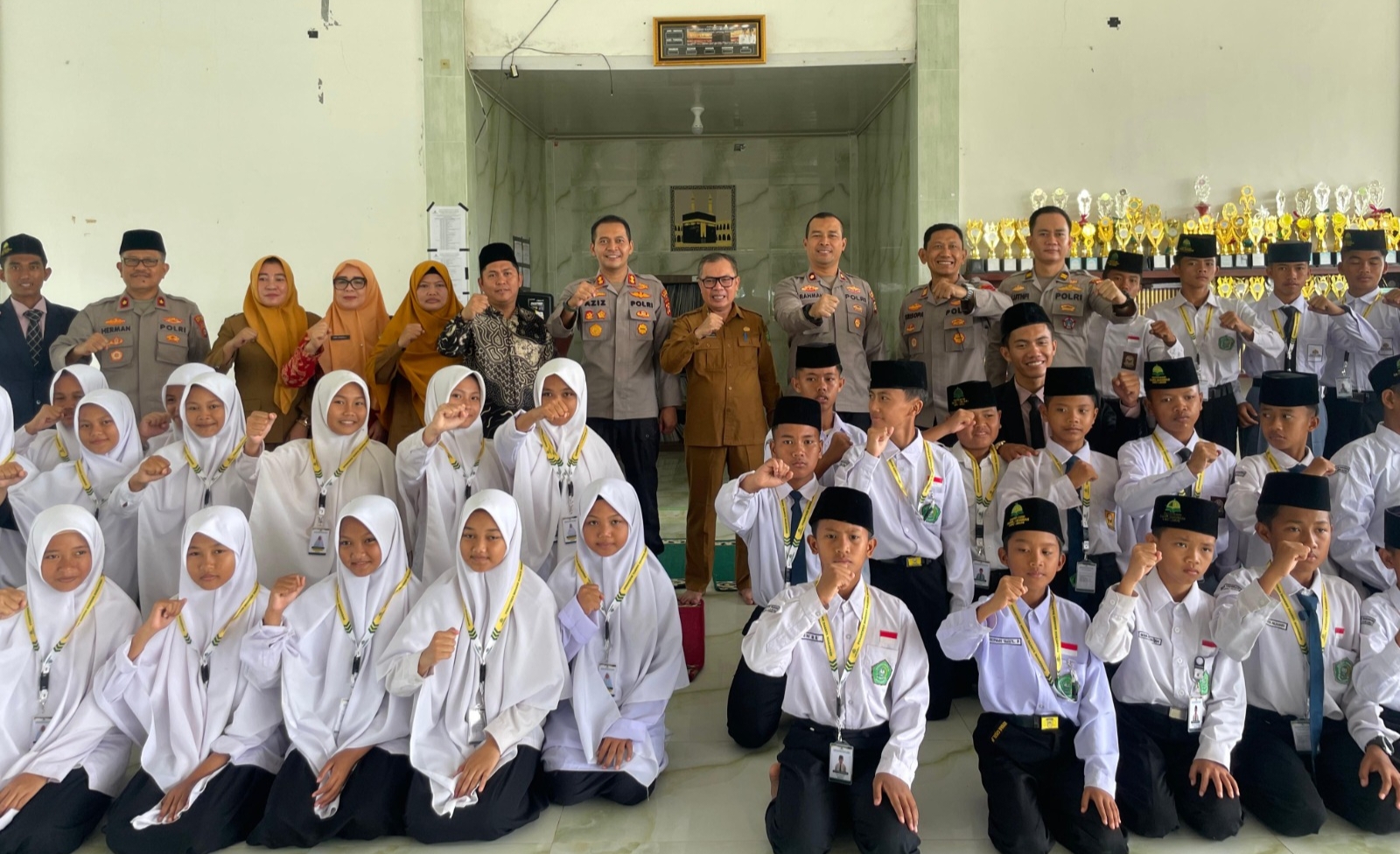 Bersama Santri, Polres Empat Lawang Gelar Bakti Sosial di Ponpes Daarul Mahabbah