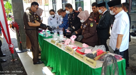 Kejaksaan Negeri Empat Lawang Musnahkan Barang Bukti yang Telah Berkekuatan Hukum Tetap 