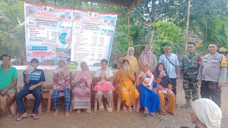 Bhabinkamtibmas Kawal Penyaluran BLT di Desa Tanjung Ning Jaya, 25 Warga Terima Bantuan Rp 1,8 Juta