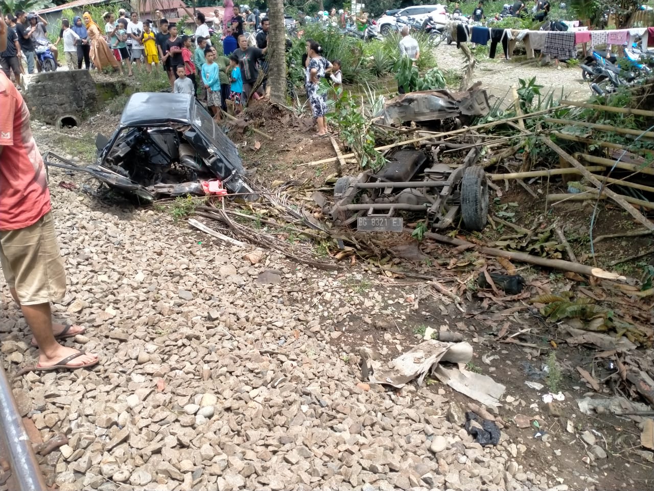 Tabrak Kereta Api, Mobil L300 Terpental Sejauh 20 Meter 