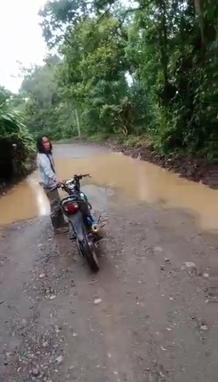 Jalan Tergenang Hambat Aktifitas Warga