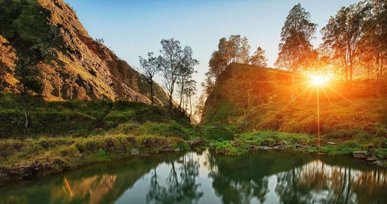 Mitos dan Makna Mistis Danau Segara Anak di Gunung Rinjani