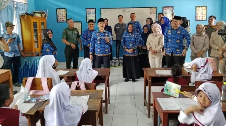 Pj Bupati Lahat Tinjau Program Makanan Bergizi Gratis di Sekolah, Dorong Kesehatan dan Prestasi Siswa