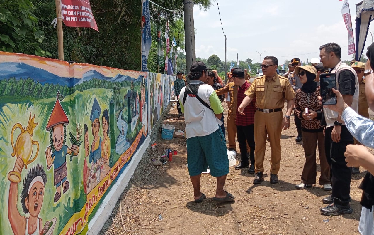 Bupati Empat Lawang Tinjau Langsung Lomba Mural Bupati Empat Lawang Cup di Kawasan Pulau Emas Tebing Tinggi