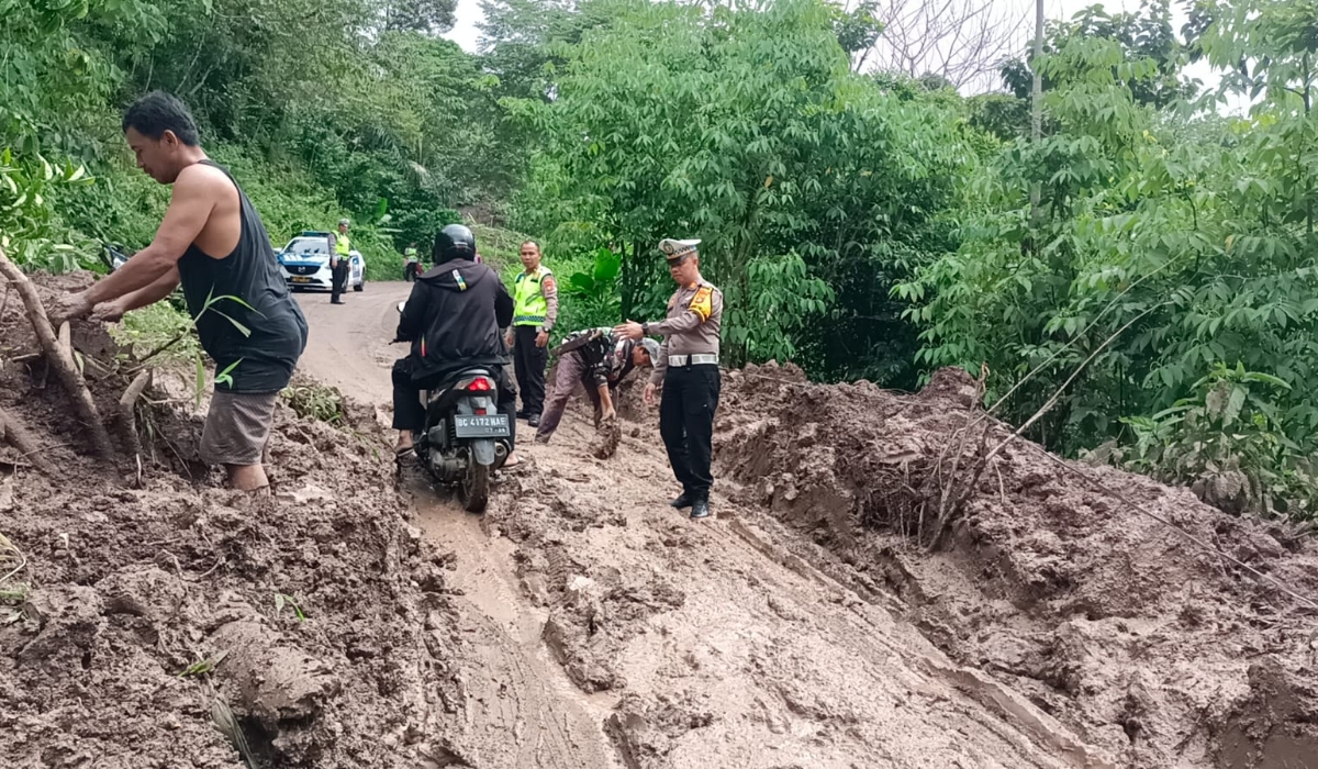 Longsor Terjadi di Jalan Poros Pendopo Tebing Tinggi kasat lantas Himbau Pengendara berhati hati