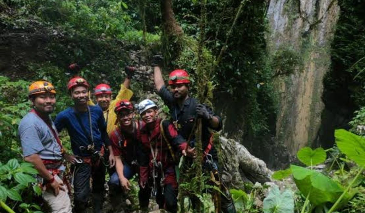 Makna dan Pentingnya Ritual Adat Sebelum Memasuki Gua Hatusaka