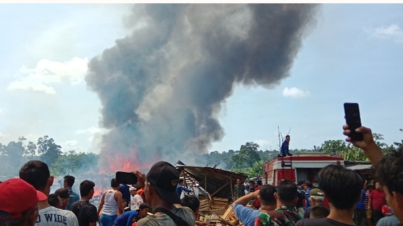 Breaking news! Kebakaran Lahap Toko di Pasar Pulau Mas Tebing Tinggi