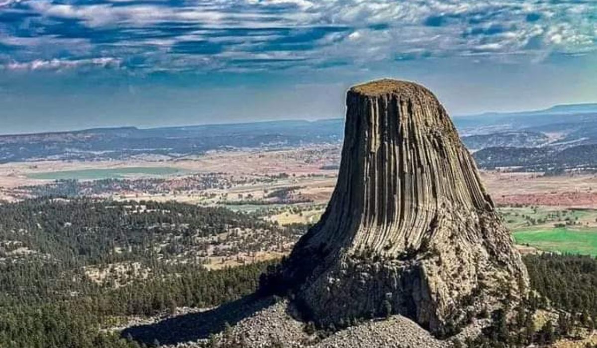 Devils Tower: Keindahan dan Misteri Tebing Menjulang di Wyoming