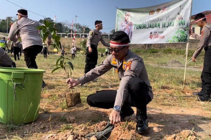 Penanaman Pohon Serentak Dilakukan Polres Empat Lawang untuk Merayakan HUT Kemerdekaan RI ke-78 Tahun 2023