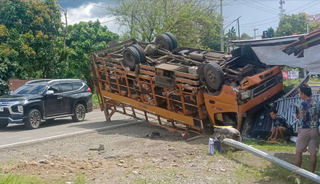 Terjungkal, Hindari Kucing Nyebrang, Truk Ekspedisi Cargo Tabrak Rumah Warga