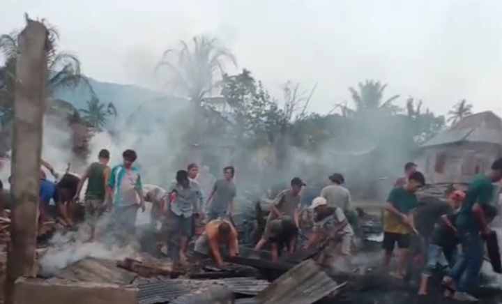 Kebakaran Hebat Landa Desa Landur Empat Lawang, Tiga Rumah Ludes Terbakar