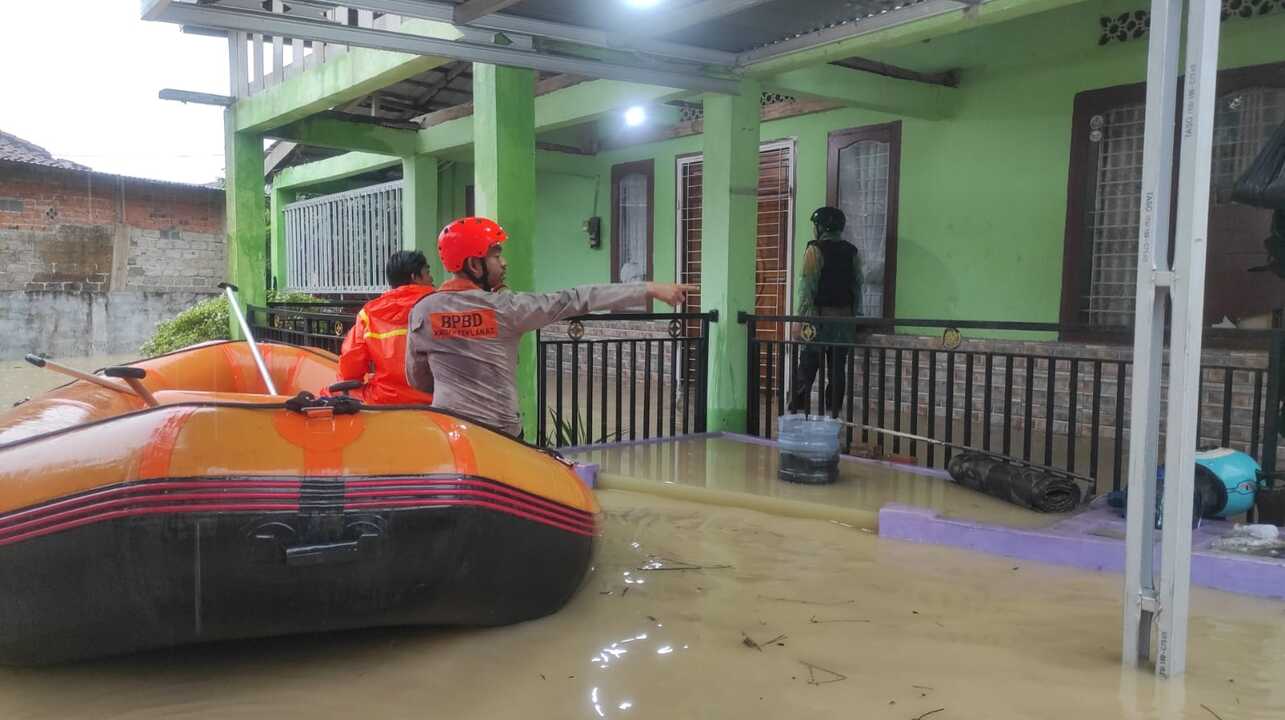 Banjir Lahat Lumpuhkan Aktivitas Warga, Anak Kecil Dievakuasi dan Pohon Tumbang